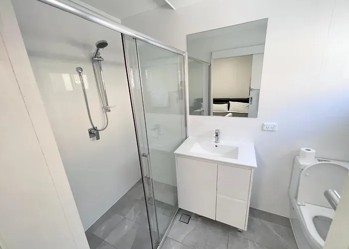 Sunrise Lodge Apt 4 - Cozy 1Br - Poolside Escape