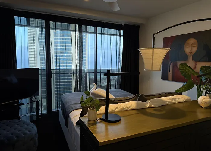 Sea-View Apartment In The Heart Of Gold Coast