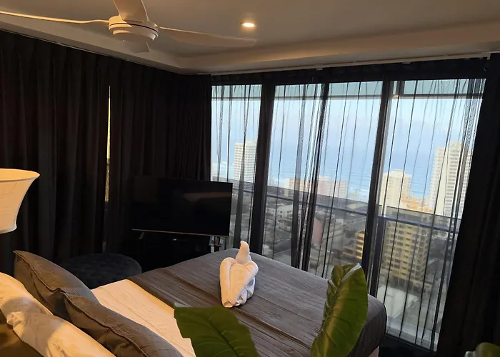Sea-View Apartment In The Heart Of Gold Coast